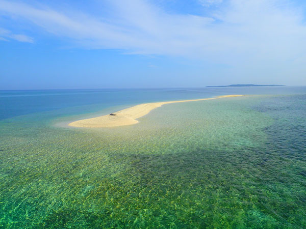 「サンゴのガレが堆積して出来たバラス島」　撮影 西表島ウォーターマン 徳岡大之さん